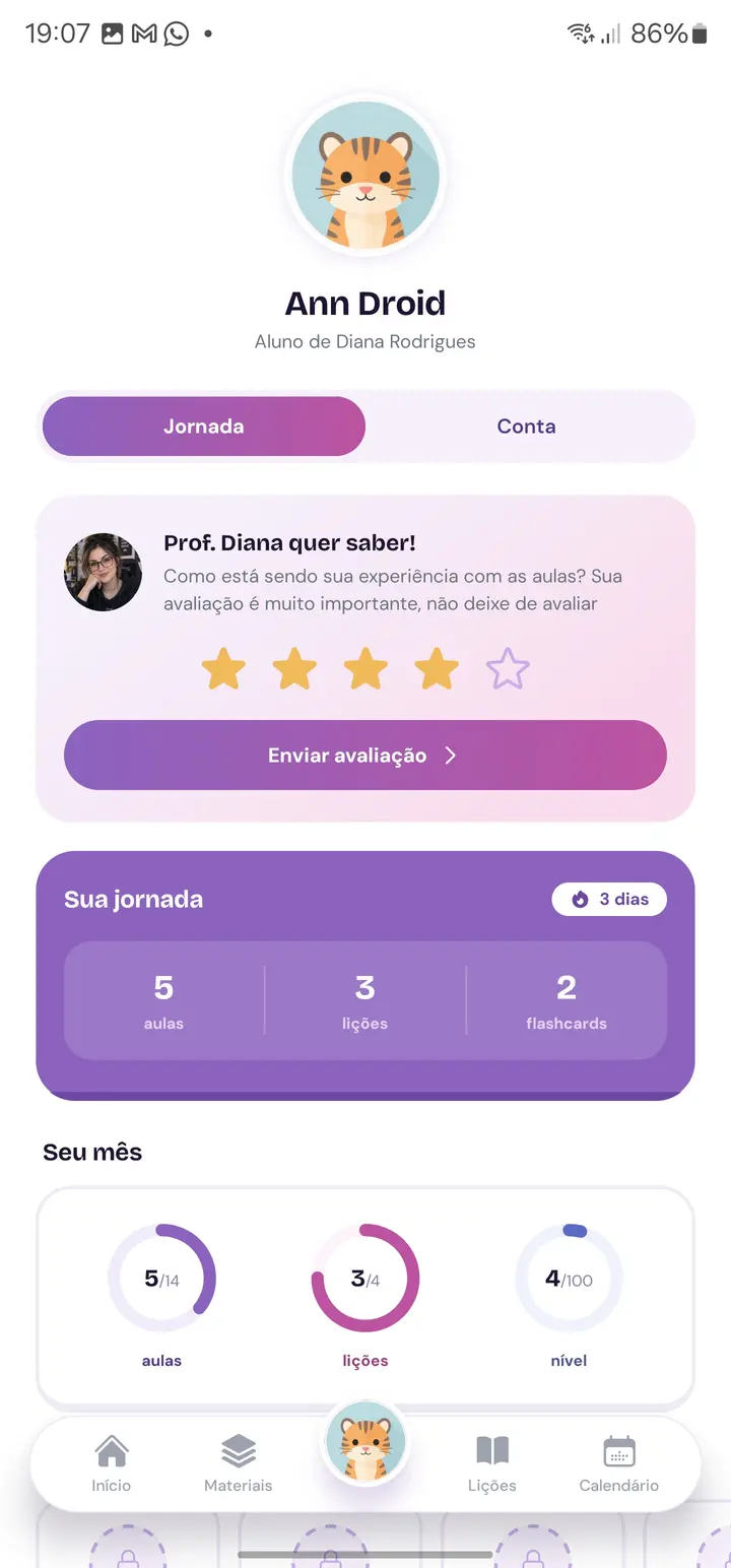 Tela da jornada do aluno no aplicativo Beaky, com avaliação da professora e resumo do mês